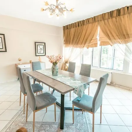 Апартаменти Rena's Center House