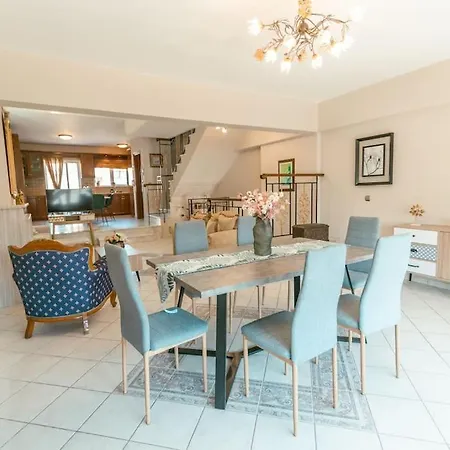 Апартаменти Rena's Center House *