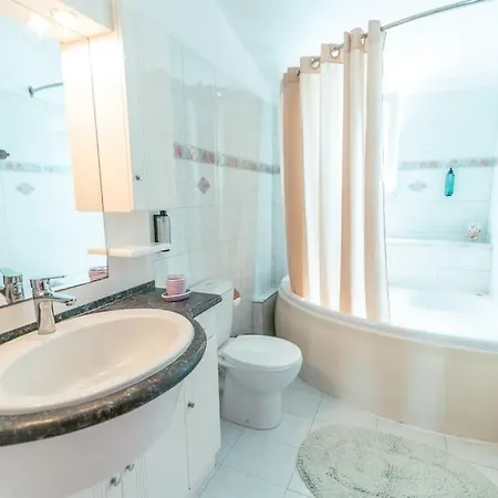 Rena's Center House Апартаменти Кос