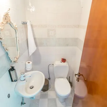 Rena's Center House Apartmán