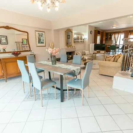 Rena's Center House *