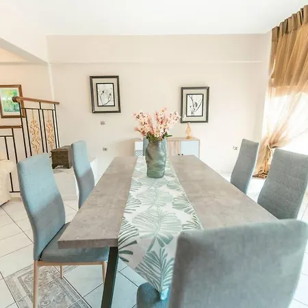 Rena's Center House *